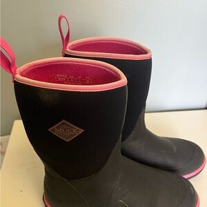 Youth Muck Black and Pink Boots